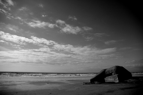 Listening to the Atlantikwall. (Photo: Arthur van Beveren)